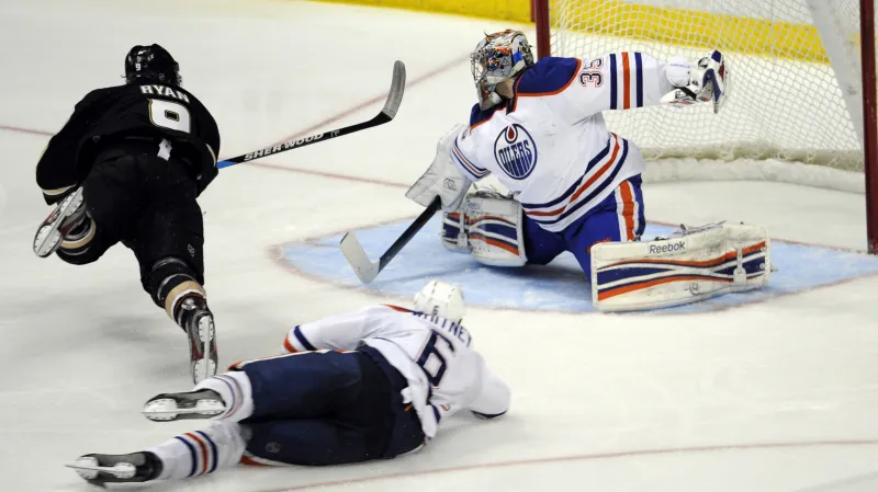 Útočník Anaheimu Bobby Ryan v pádu skóruje proti Edmontonu