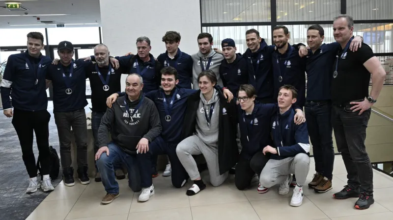 Junioři se vrátili domů po stříbrném MS v Kanadě