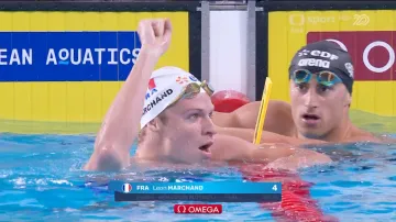 Finále 200 m motýlek mužů s vítězným Marchandem