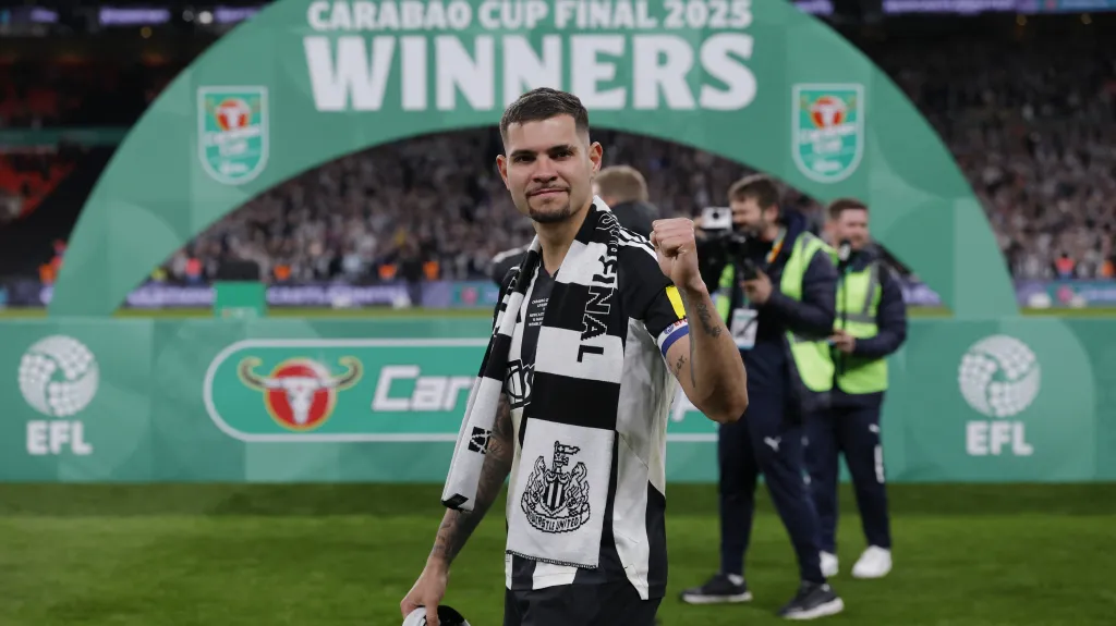 Newcastle se pod 70 letech raduje z trofeje
