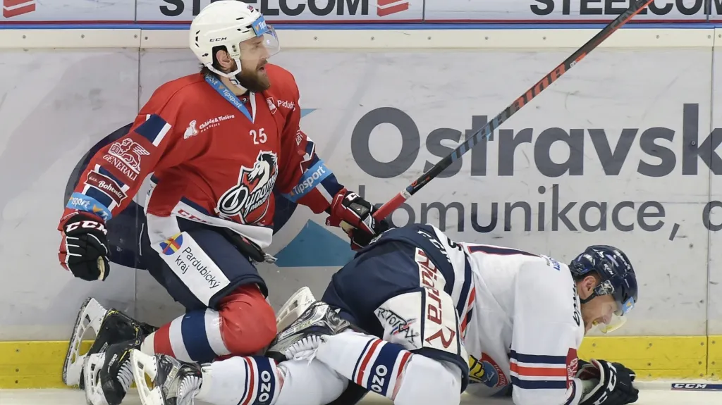 Marek Hovorka z Pardubic (vlevo) v utkání proti Vítkovicím