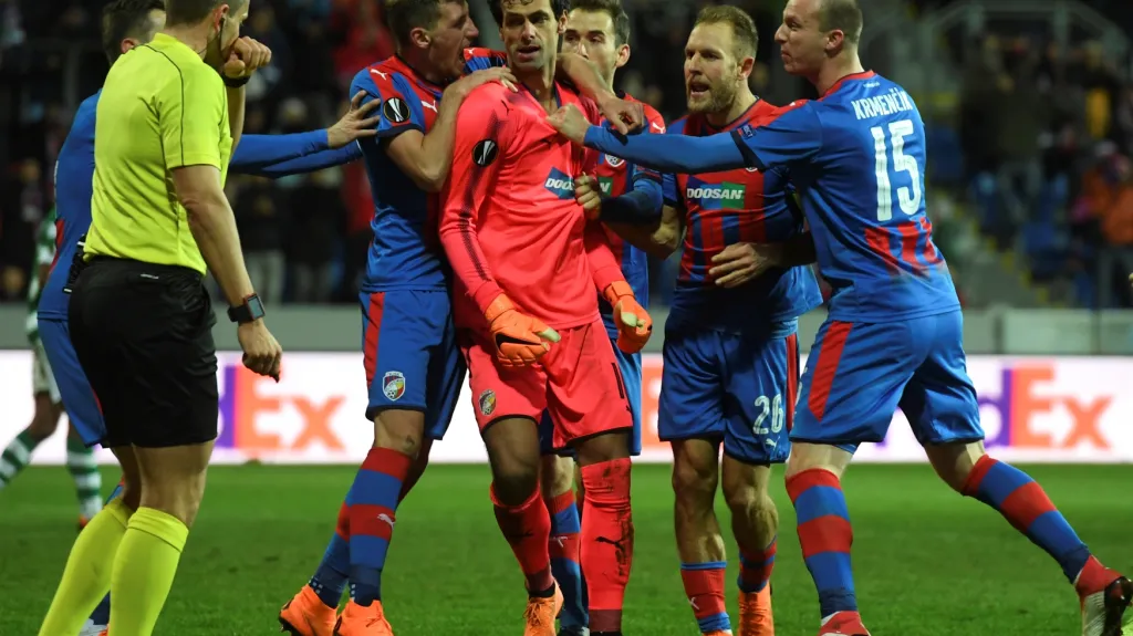 Plzeňští fotbalisté oslavují brankáře Aleše Hrušku, který lapil penaltu