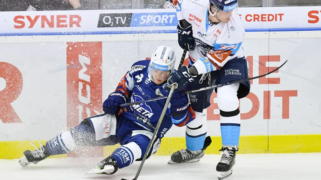 Brněnský Adam Zbořil v souboji s libereckým Lukášem Dernerem