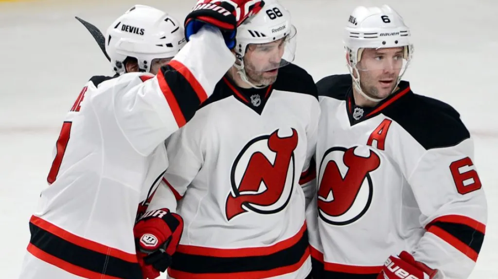 Jágr přijímá gratulace po gólu číslo 695