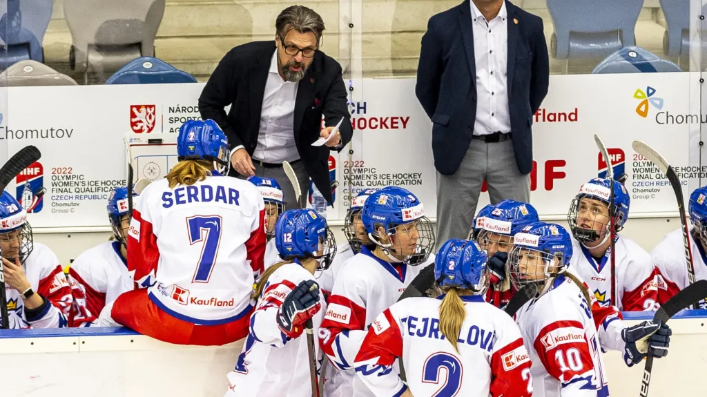 Tomáš Pacina v rozpravě se svými svěřenkyněmi