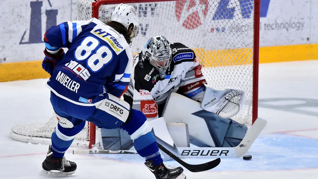 Brněnský střelec Peter Mueller v duelu s Energií