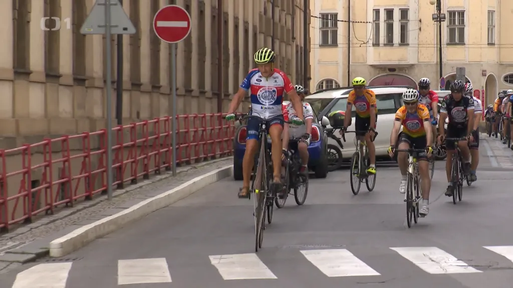 Peloton Na kole dětem projel Českem, aby podpořil dětské onkologické pacienty