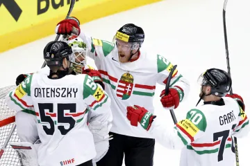 Radost maďarských hokejistů po výhře nad Kazachstánem