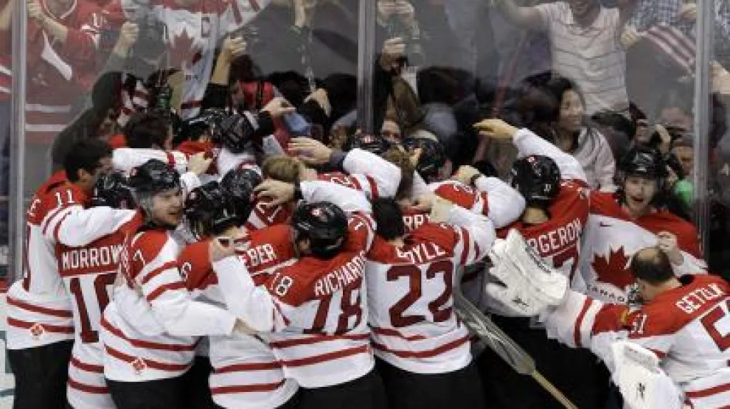 Hokejisté Kanady slaví olympijský triumf