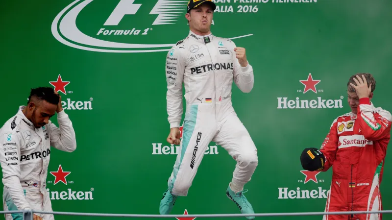 Slavící Nico Rosberg (uprostřed) po VC Itálie