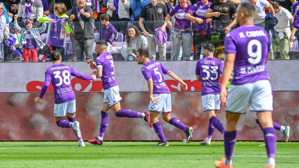 Hráči Fiorentiny se radují po gólu v zápase se Spezií