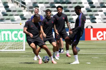 Američtí fotbalisté během tréninku