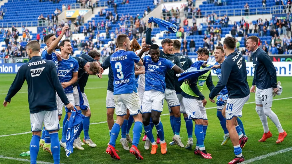 Pavel Kadeřábek slaví se spoluhráči z Hoffenheimu