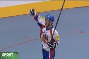 Čeští hokejbaloví junioři slaví