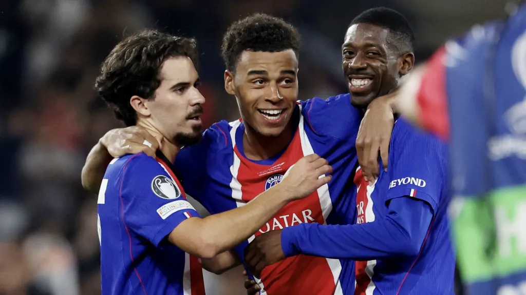Hráči PSG slaví trefu Desire Douého