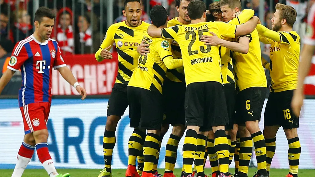 Fotbalisté Borussie Dortmund oslavují vstřelnou branku v utkání s Bayernem Mnichov