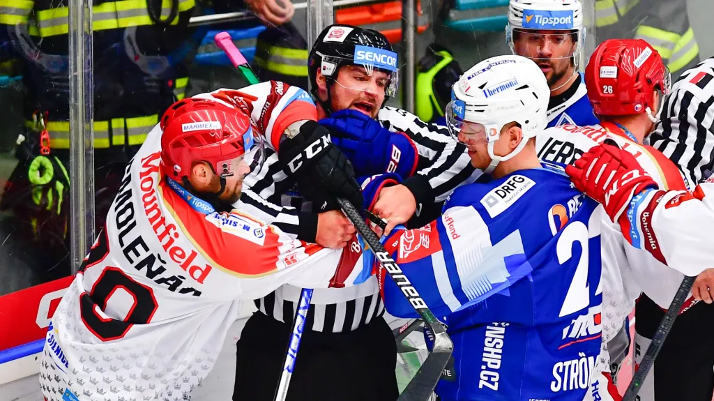 Královéhradecký Radek Smoleňák v rozmíšce s Kimem Strömbergem z Komety Brno