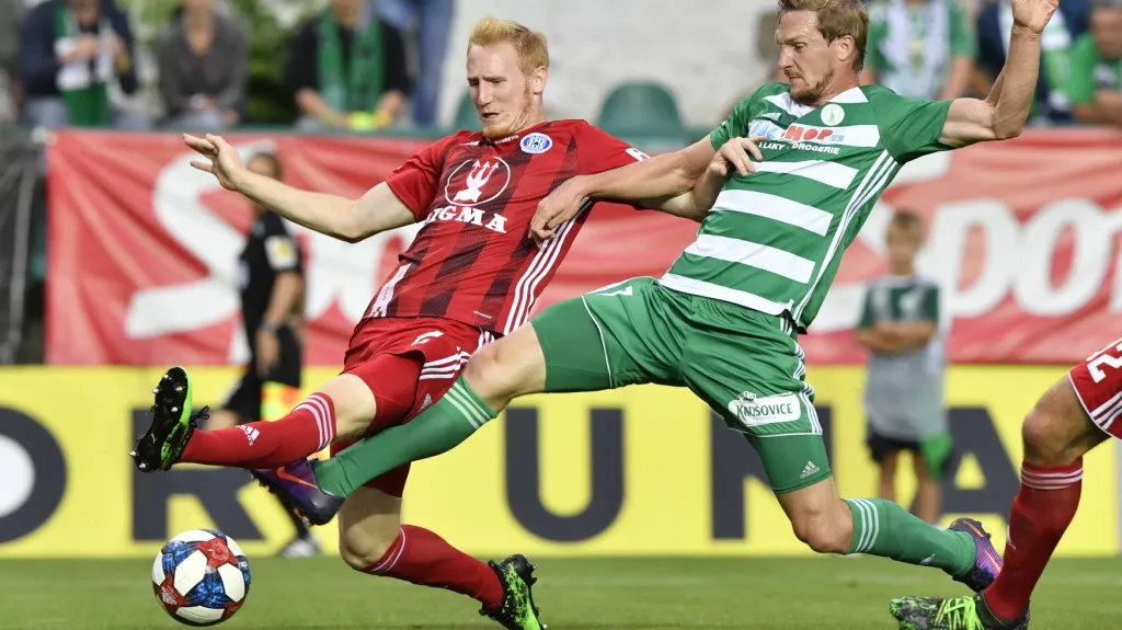 Olomoucký stoper Václav Jemelka v souboji s Petrem Hronkem z Bohemians 1905
