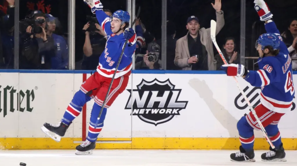 Filip Chytil z New Yorku Rangers se raduje z gólu