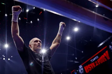 Oleksandr Usyk slaví vítězství