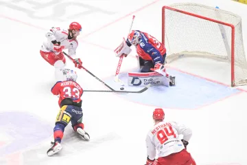 Brankář Pardubic Roman Will čelí šanci Michala Kovařčíka z Třince