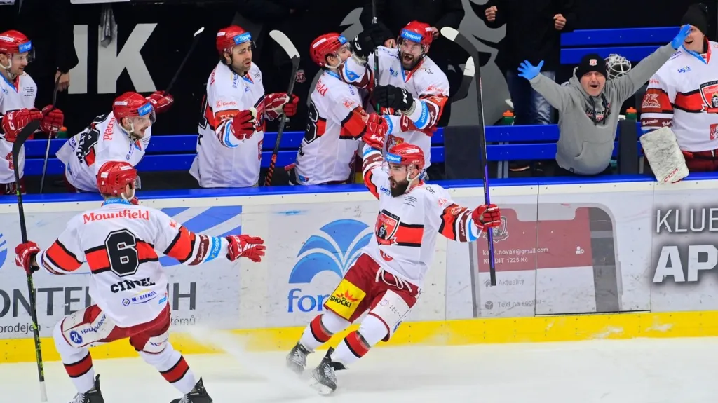 Marek Zachar v euforii s hradeckou střídačkou po vstřelené brance