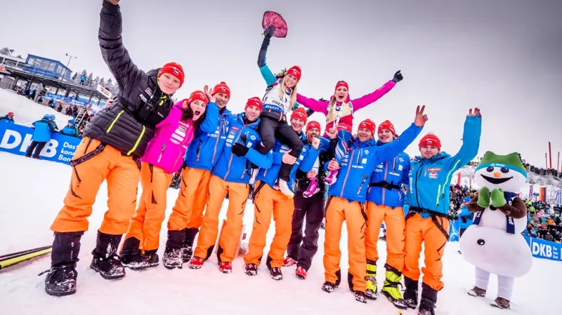 Gabriela Koukalová a Eva Puskarčíková slaví s týmem zlato a bronz