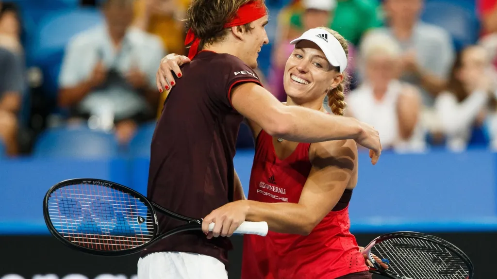 Radost Alexandra Zvereva a Angelique Kerberové po vyhraném duelu na Hopmanově poháru