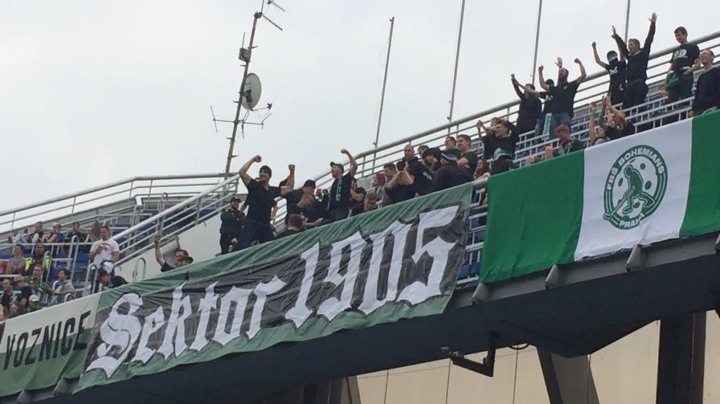 Na florbal se vypravila i skupina fanoušků fotbalových Bohemians