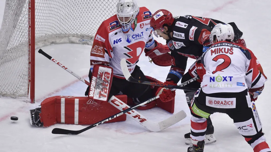Třinecký útočník Matěj Stránský v šanci v zápase proti Pardubicím