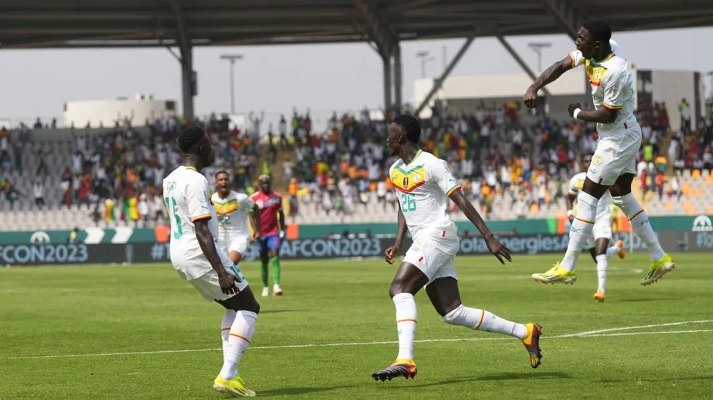 Fotbalisté Senegalu se radují z gólu