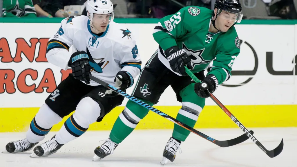 Jiři Hudler z Dallasu (vpravo) v zápase proti San Jose