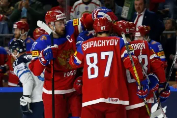 Hokejisté Ruska se radují z gólu v síti Finska