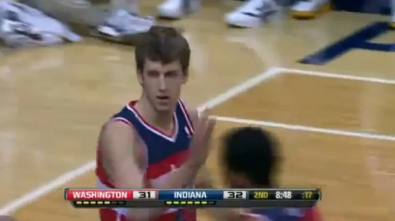 Jan Veselý parádně zblokoval koš