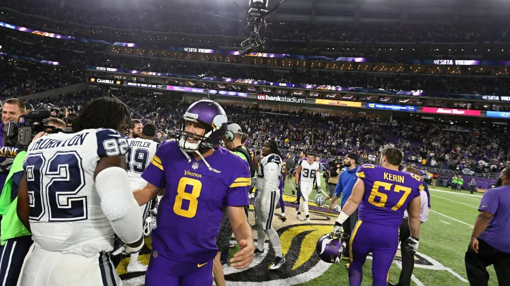 Pozápasové pozdravy mezi soupeři uprostřed hřiště