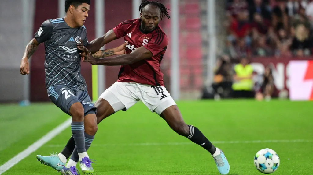 Zleva João Grimaldo z Rigy a Emmanuel Uchenna ze Sparty