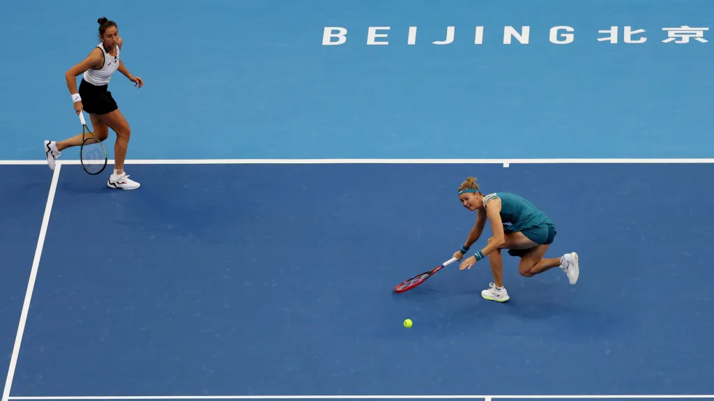 Sara Sorribesová a Marie Bouzková na turnaji v Pekingu