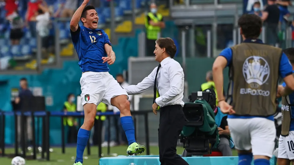 Matteo Pessina slaví gól s trenérem Roberto Mancinim