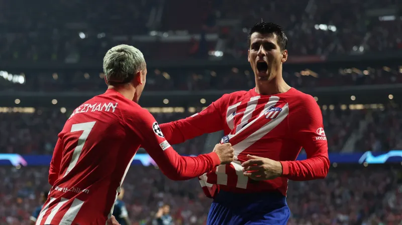 Morata a Griezmann se radují po gólu Atlética