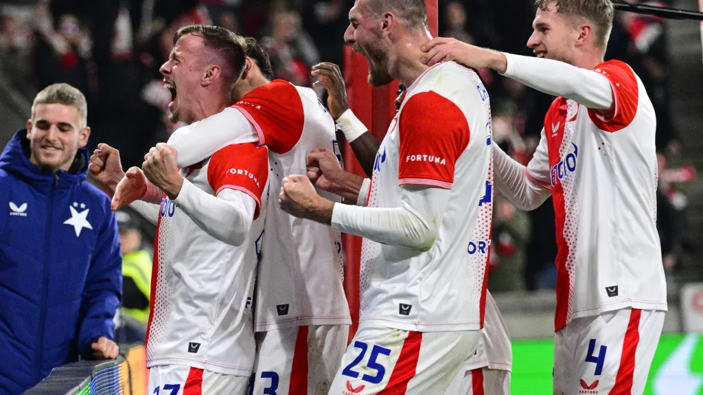 Tomáš Vlček slaví se spoluhráči gól