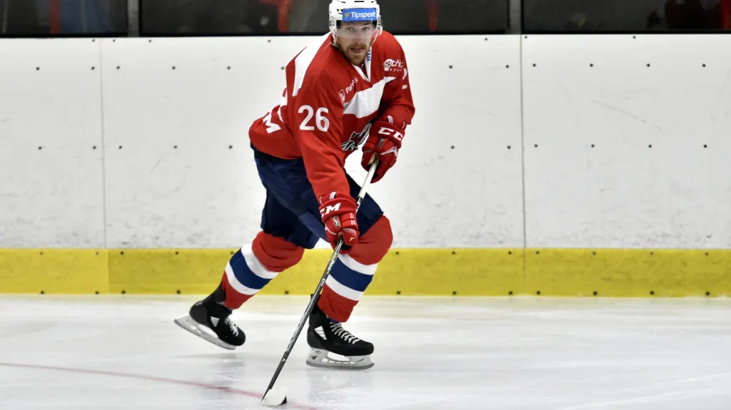 Obránce Pardubic Rhett Holland