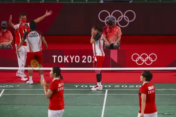 Greysia Poliiová a Apriyani Rahayuová z Indonésie se radují ve finále čtyřhry