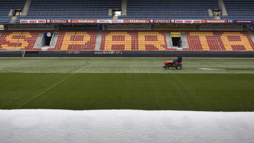 Odklízení sněhu na stadionu Sparty