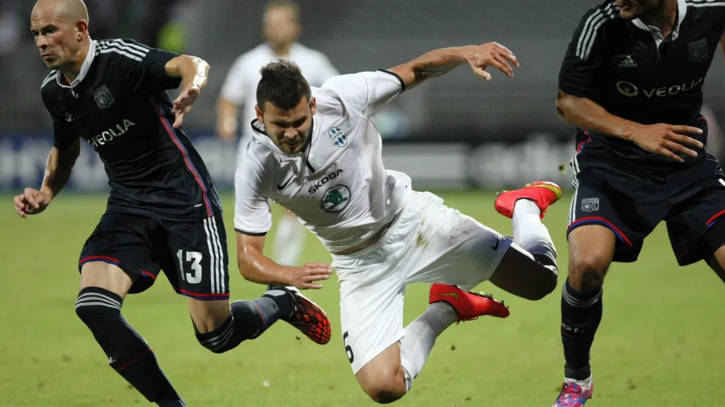 Mladoboleslavský útočník Michal Ďuriš (uprostřed) v zápase proti Lyonu