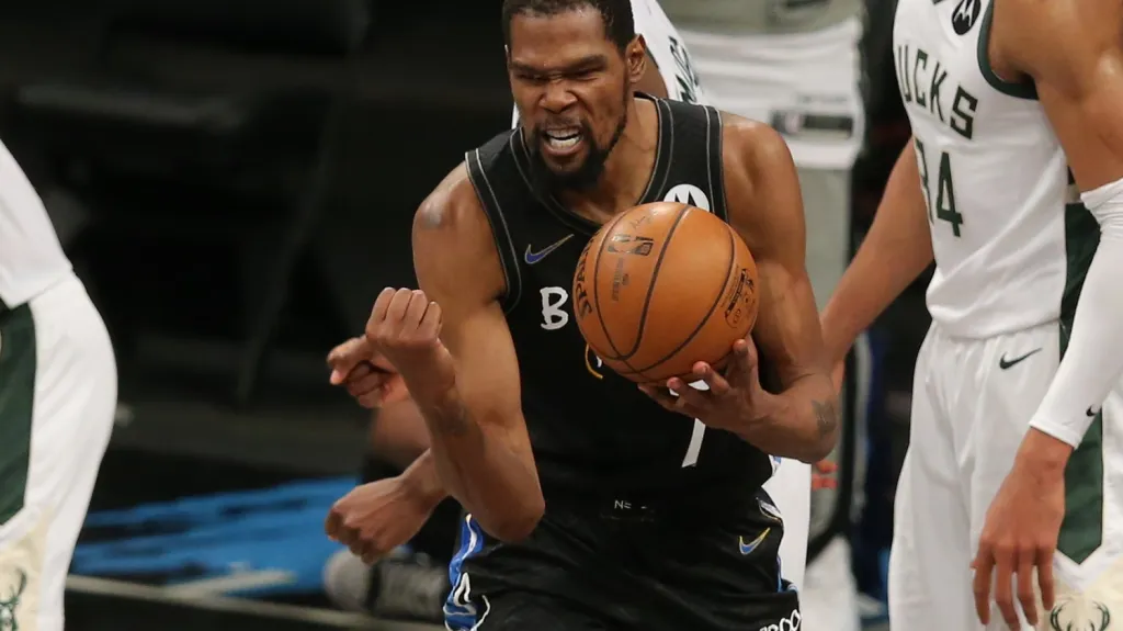 Kevin Durant v utkání s Milwaukee
