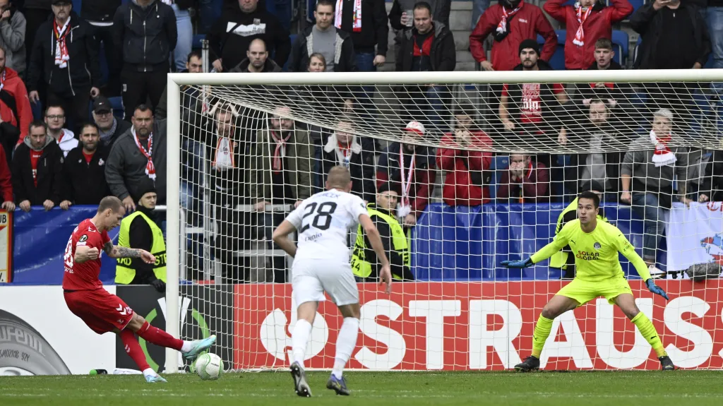 Ondrej Duda z Kolína nad Rýnem střílí gól do sítě Slovácka