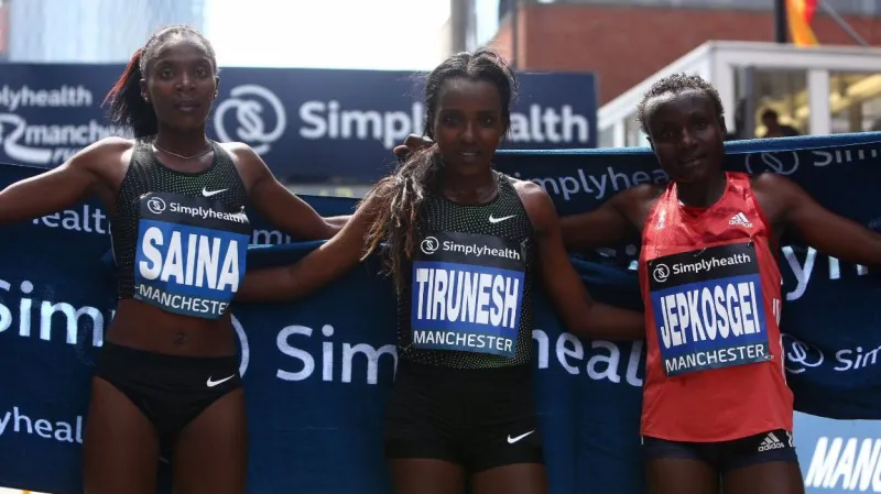 Tiruneš Dibabaová (uprostřed)