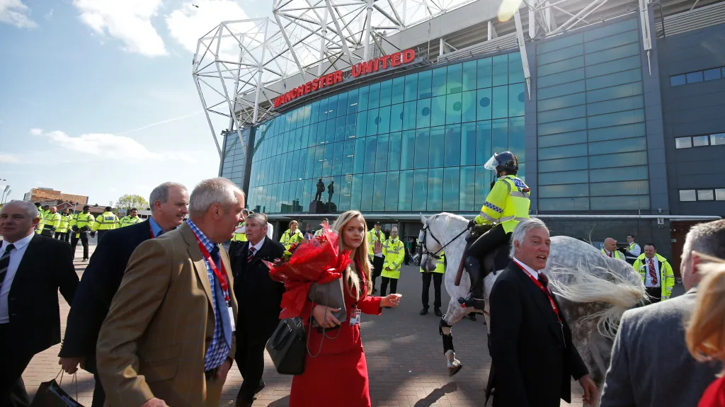 Diváci před evakuovaným Old Trafford