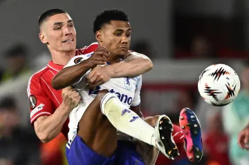 Ollie Watkins a Nikola Milenkovic v úvodním semifinále Evropské ligy mezi Nottingham Forest a Aston Villou