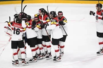 Rakouští hokejisté slaví postup do čtvrtfinále